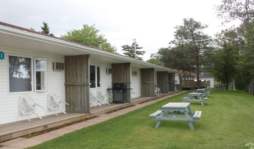 Lanes Riverhouse Inn & Cottages