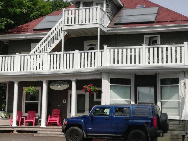Colonial Charm Inn Bed & Breakfast