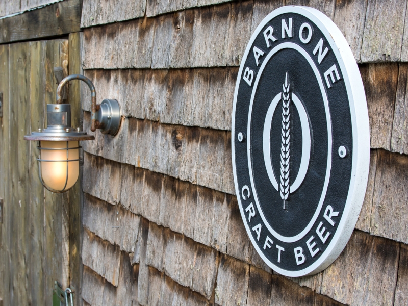 Barnone Brewing, sign, light