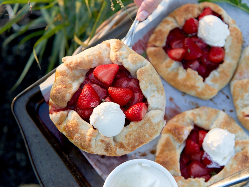 ©TPEI019_SH_FIP_SummerLifestyle_1G0A6253_F Four Strawberry Galettes being served on a baking sheet in summer