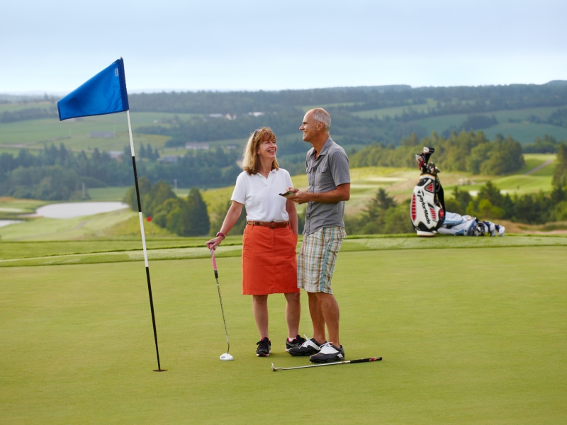Couple on green at Glasgow Hill Golf Club