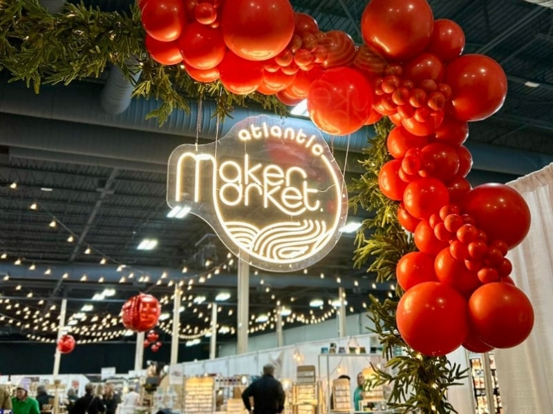 Front entrance at Holiday Maker Market