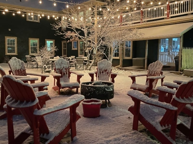Outdoor garden in winter at Holman's Heritage Inn