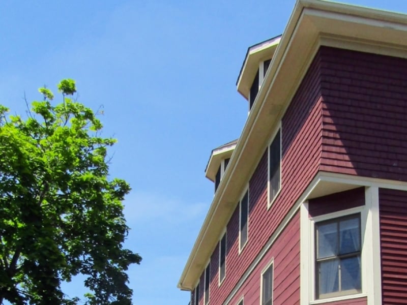 Close up of top storey of the Great George Inn