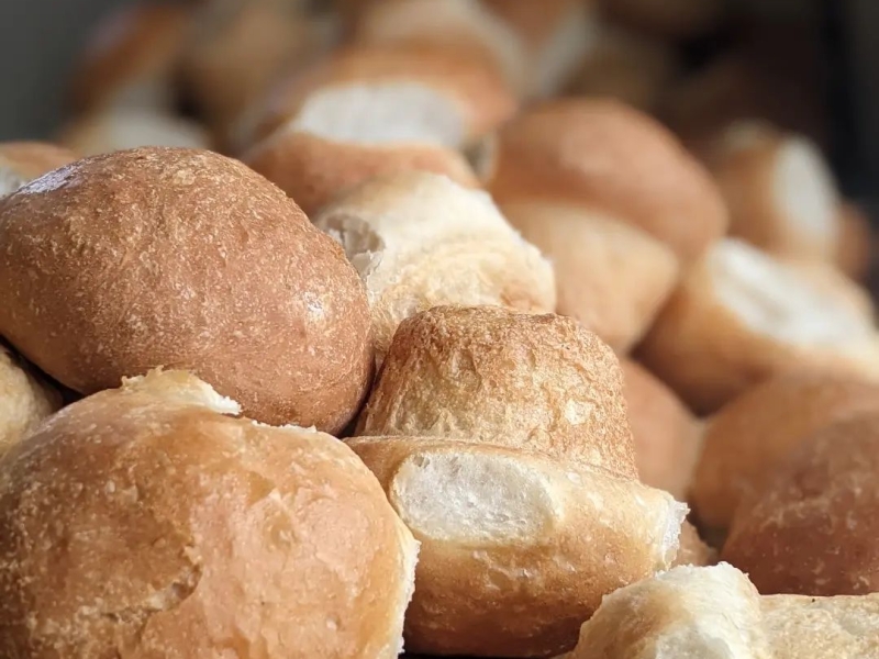 White dinner rolls