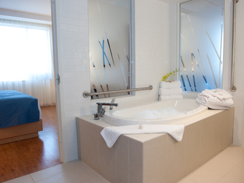 Guest bathroom of the Holman Grand Hotel