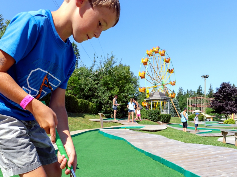 Child puts on mini golf course