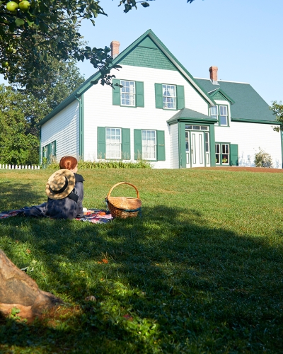 Anne of Green Gables, walking, house, sitting