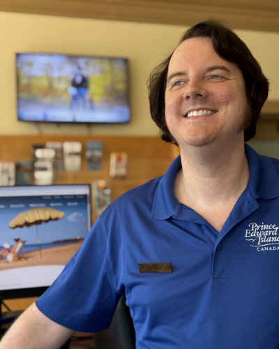 Image of Jonah Anderson looking up at a PEI Visitor Information Centre