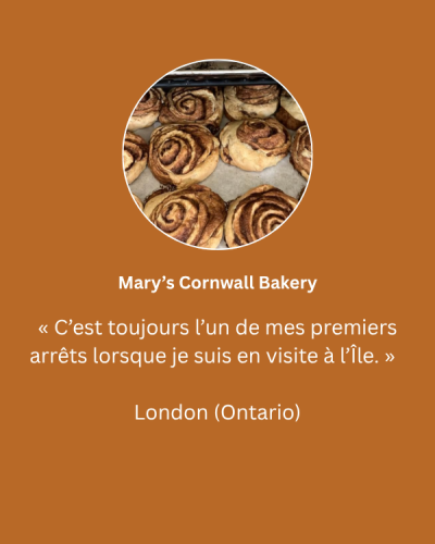 Image of cinnamon roll from Mary's Cornwall Bakery with text « C’est toujours l’un de mes premiers arrêts lorsque je suis en visite à l’Île. » 