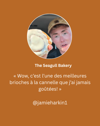 Image of Jamie Harkin holding cinnamon buns with text « Wow, c’est l’une des meilleures brioches à la cannelle que j’ai jamais goûtées! »