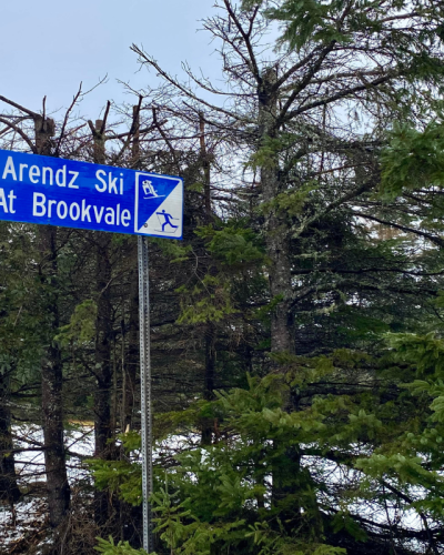 Image of highway directional sign pointing to Mark Arendz Ski Park at Brookvale 