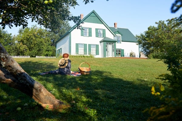 Anne of Green Gables, walking, house, sitting