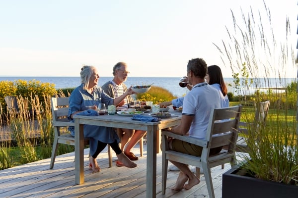Summer Lifestyle, ocean view, people sitting at a table