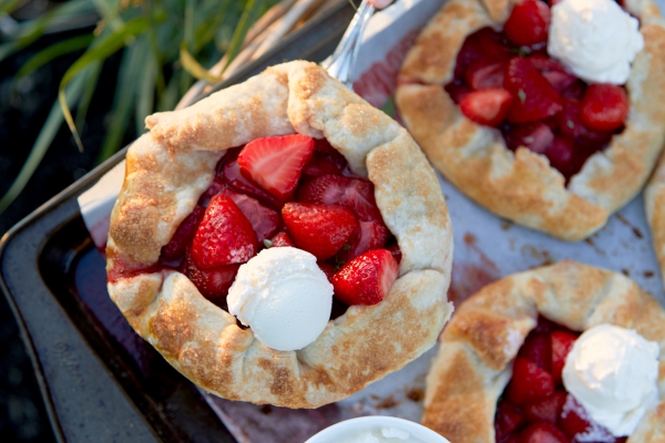 Summer Lifestyle, pastry, fruit tarte, strawberries