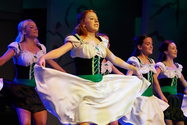 Highland dancers in green costumes