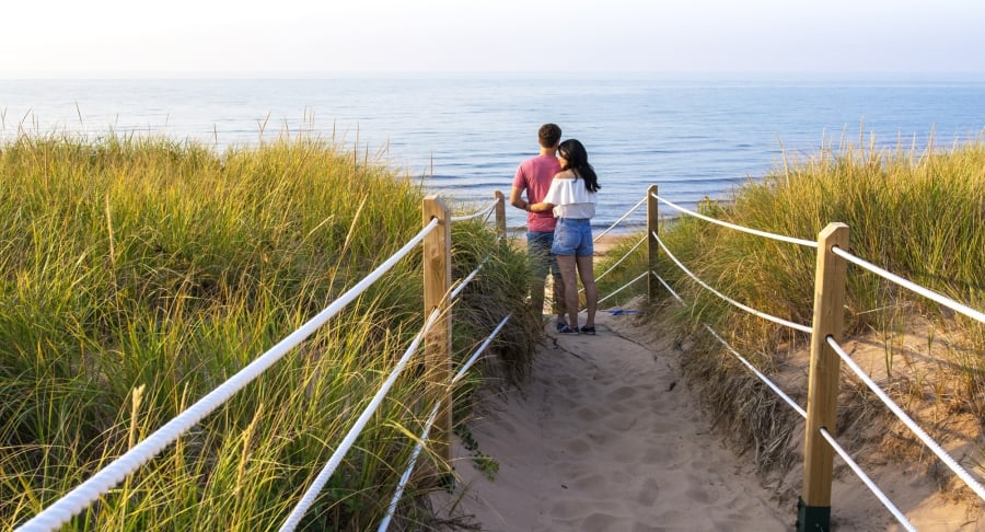 Greenwich PEI-National-Park, Couple on path