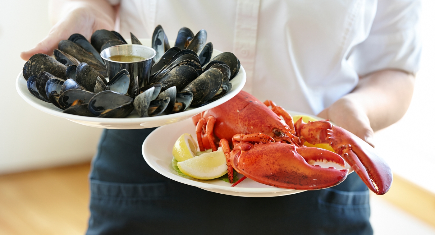 cooked muscles and lobster