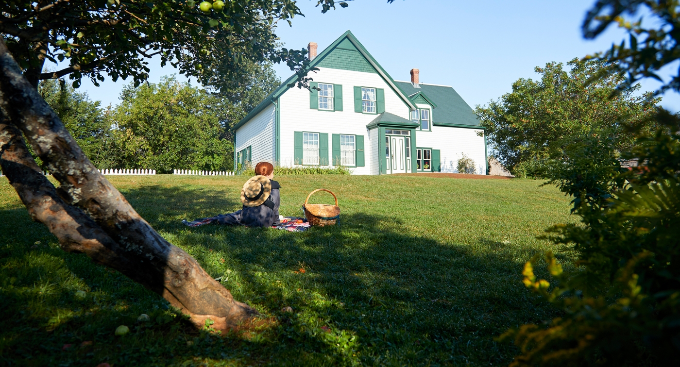 Anne of Green Gables, walking, house, sitting