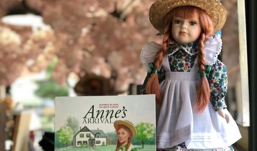 Porcelin Anne of Green Gables doll and book