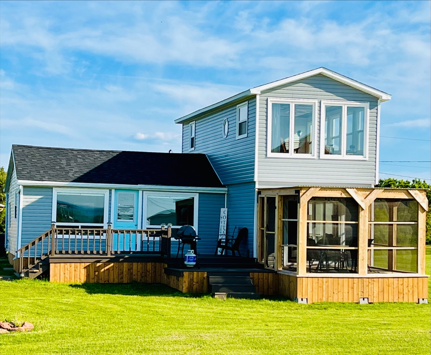 Beach Haven Seashell Retreat Exterior photo of the Beach Haven Seashell Retreat cottage, with screened in deck area