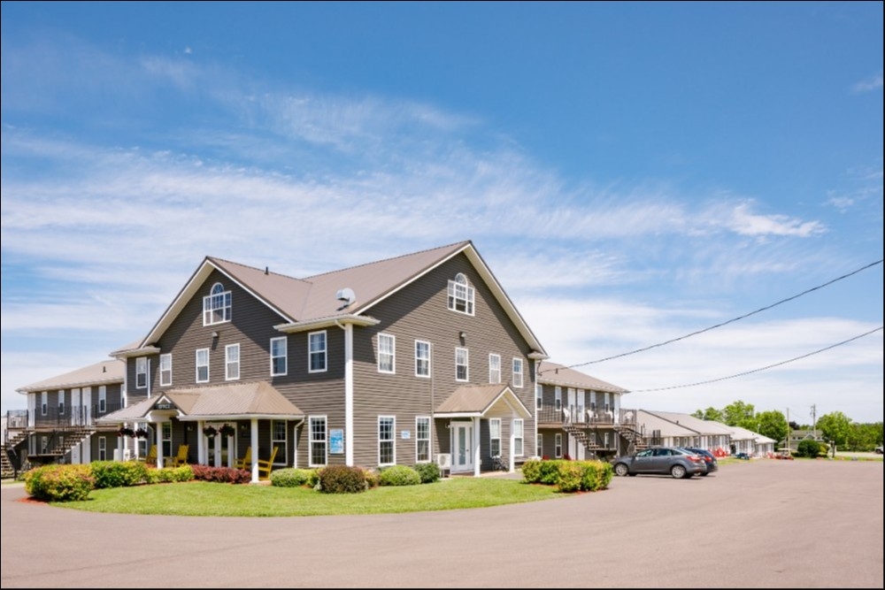 Outdoor image of the hotel and parking lot