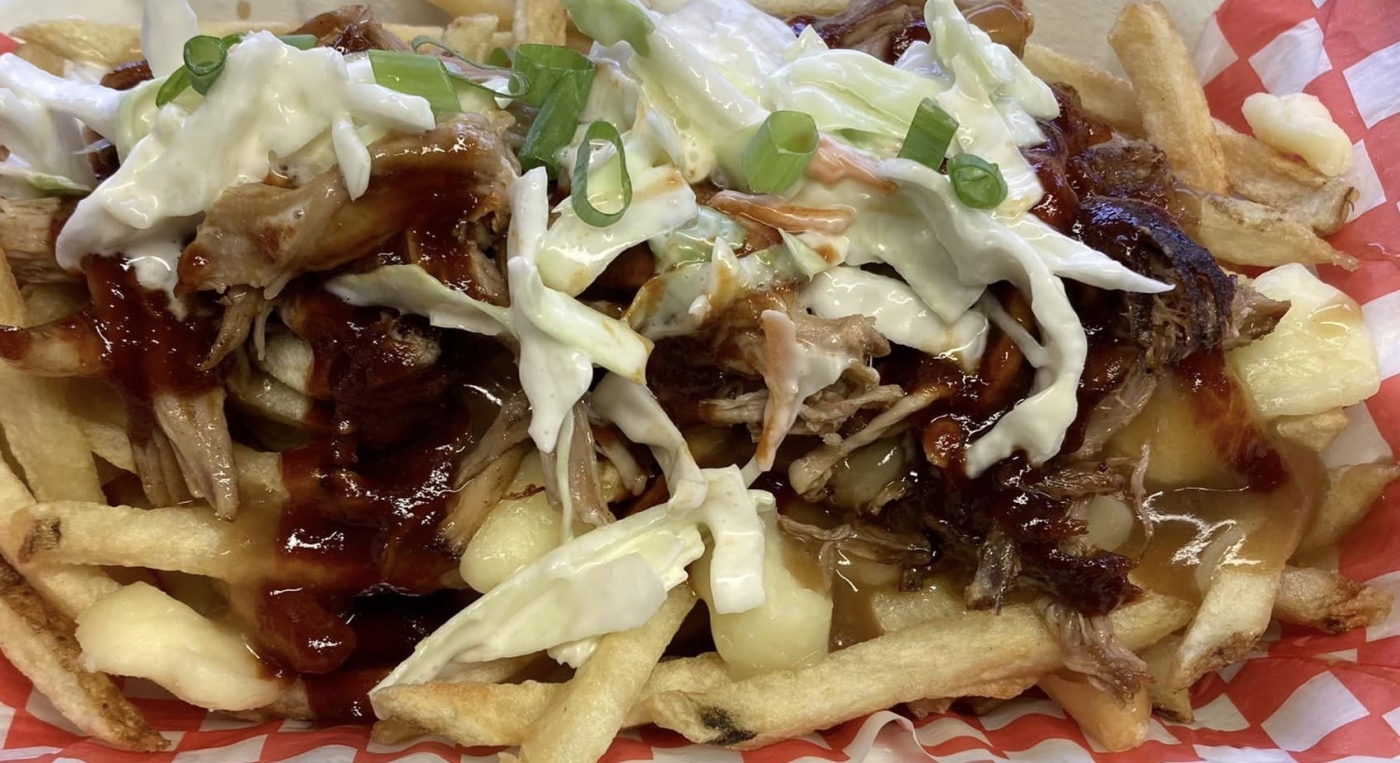 Plate of pulled pork poutine