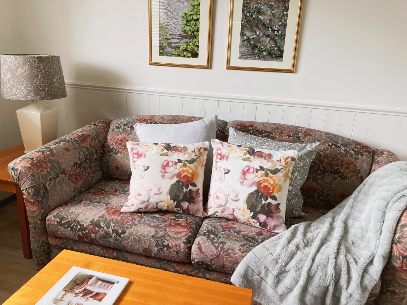 picture of sofa with accent pillows